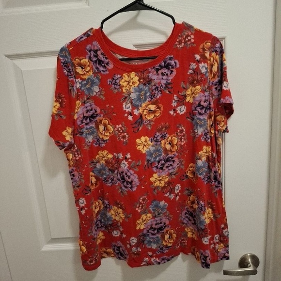 torrid Tops - Torrid Size 1X Red Floral Print Short Sleeve Plus Size Classic Fit T-Shirt